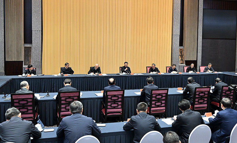 11月30日上午，中共中央总书记、国度主席、中央军委主席习近平在上海主持召开深刻推动长三角一体化发展座谈会并颁发沉要讲话。