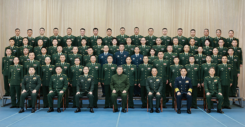 11月29日，中共中央总书记、国度主席、中央军委主席习近平到武警海警总队东海海区指挥部视察。这是习近平亲切接见东海海区指挥部有关同道，同各人合影留想。