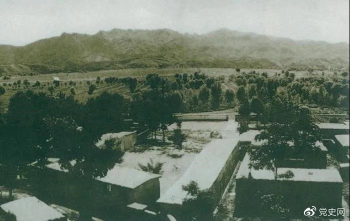 1948年5月，中共中央和人民解放军总部由陕北迁到河北平山县西柏坡。图为中央辅导人办公处所俯瞰。